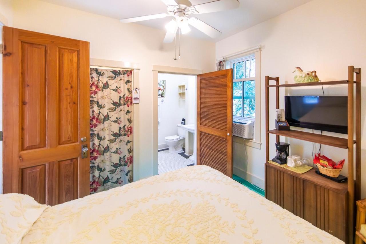 Hibiscus Coffee & Bed & Breakfast 4*