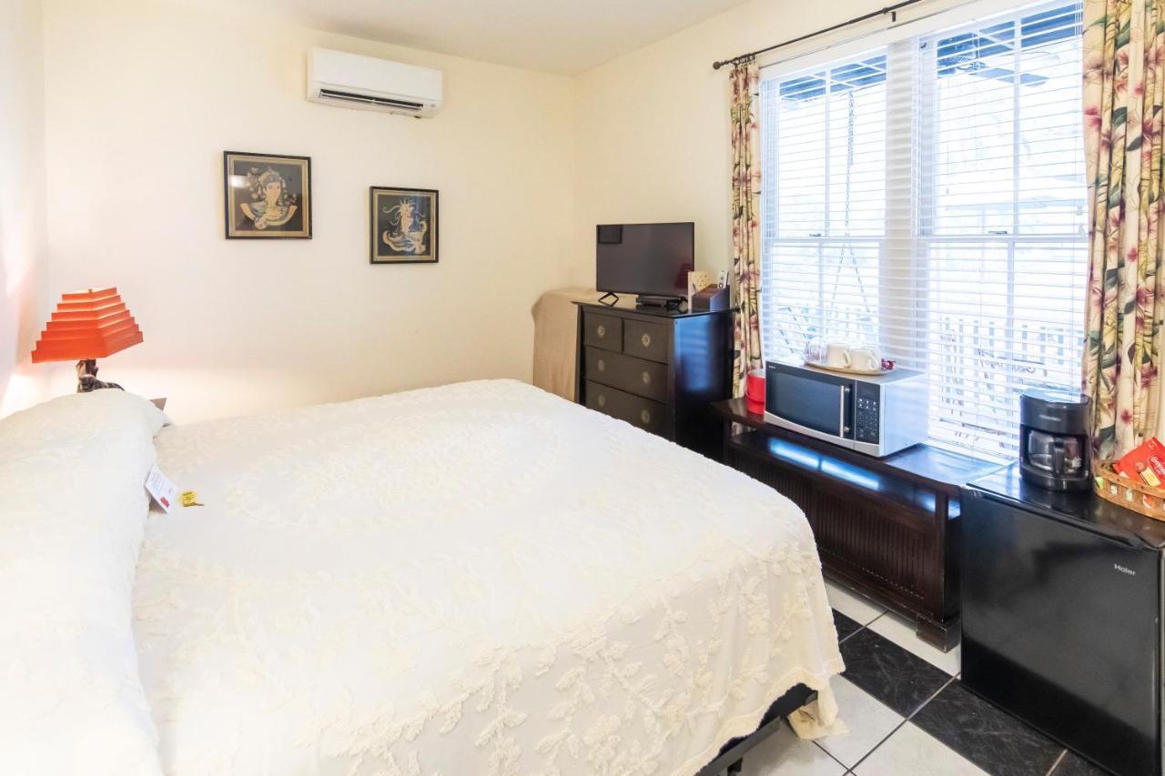 Hibiscus Coffee & Bed & Breakfast