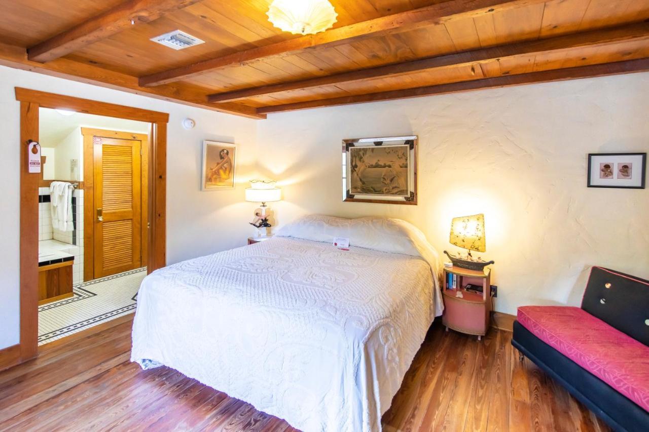 Bed & Breakfast Hibiscus Coffee &