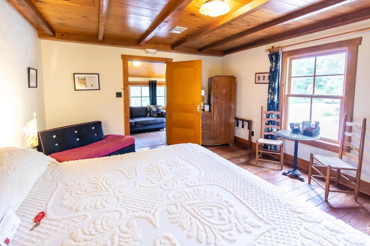 Hibiscus Coffee & Bed & Breakfast