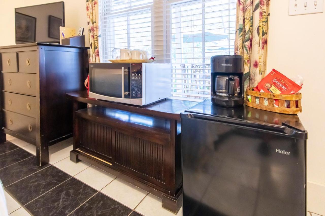 Hibiscus Coffee & Bed & Breakfast