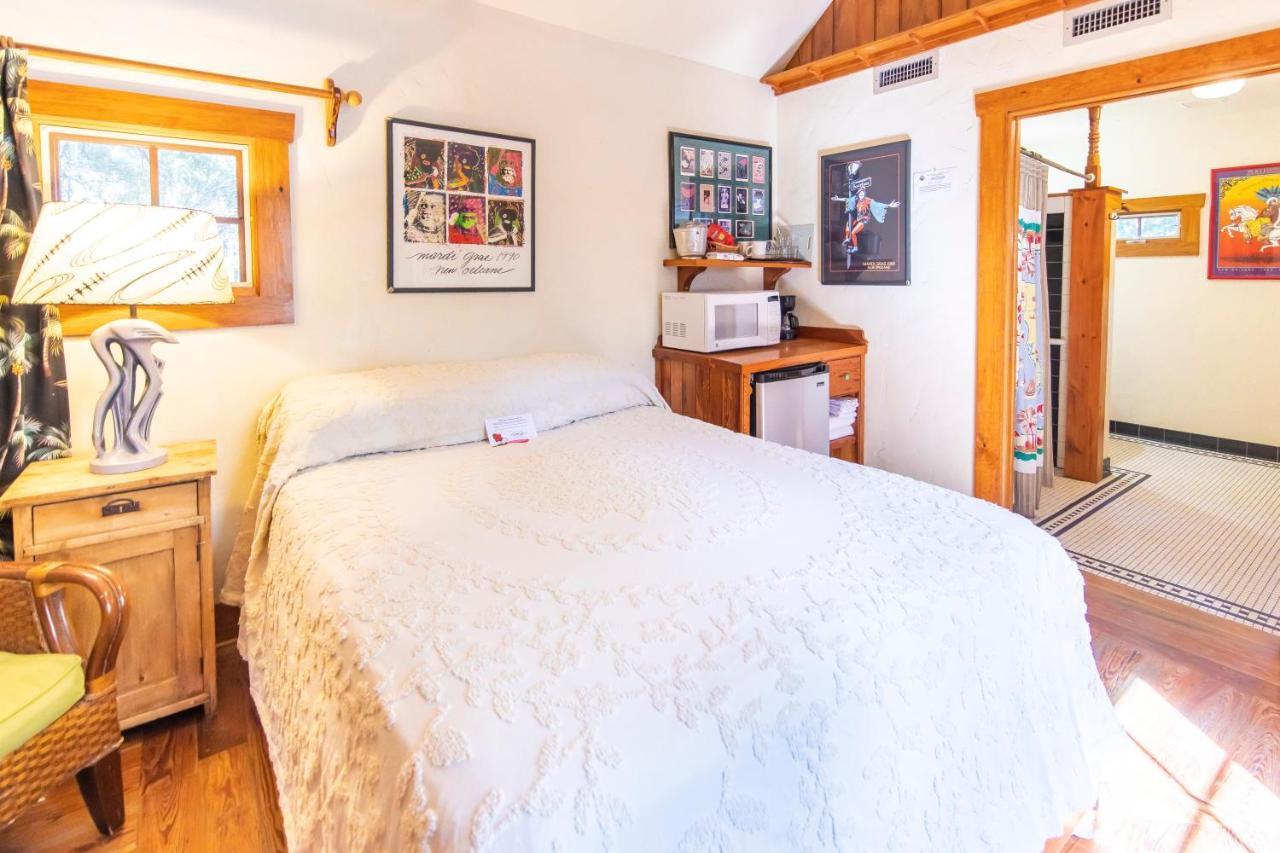 Hibiscus Coffee & Bed & Breakfast